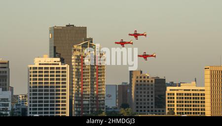 PC-21 Aircraft che volano attraverso la città di Perth il giorno dell'Australia Foto Stock