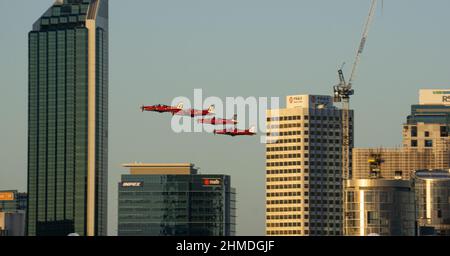 PC-21 Aircraft che volano attraverso la città di Perth il giorno dell'Australia Foto Stock