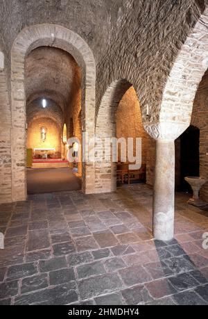 Saint-Martin-de-Canigou, Badia, Oberkirche, Blick nach Osten mit zentralem Gurtbogen Foto Stock