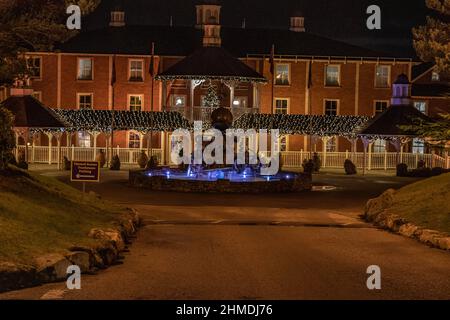 Foto notturne di Alton Towers Hotel a Natale Foto Stock