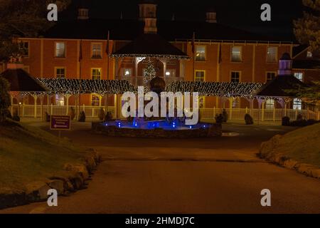 Foto notturne di Alton Towers Hotel a Natale Foto Stock