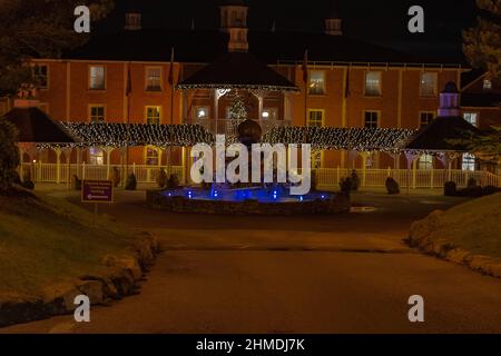 Foto notturne di Alton Towers Hotel a Natale Foto Stock