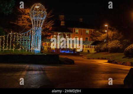 Foto notturne di Alton Towers Hotel a Natale Foto Stock