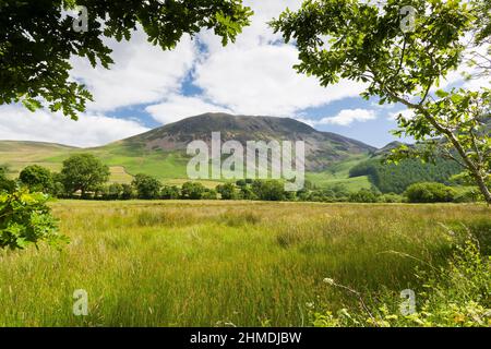 Herdus e Great Borne dalla riva dell'acqua di Ennerdale nel Parco Nazionale del Distretto dei Laghi Inglese, Cumbria, Inghilterra. Foto Stock