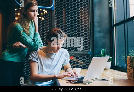 Focalizzato giovani studenti di sesso femminile e maschile che lavorano insieme al progetto Foto Stock