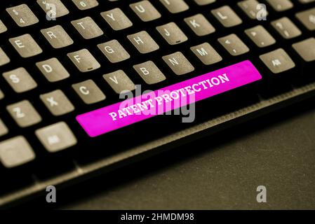 Cartello con scritto a mano protezione del brevetto. Business Concept fornisce a una persona o a un'entità giuridica i diritti esclusivi che digitano la lettera del contratto d'affari Foto Stock