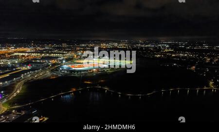 Una vista aerea di notte dello stadio Doncaster Rovers e del Lakeside Sports Complex a Doncaster, South Yorkshire, Regno Unito Foto Stock