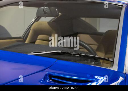 Parabrezza e volante di auto d'epoca blu al museo, Bretagna, Francia Foto Stock