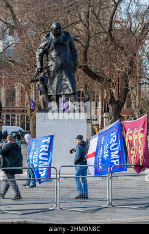 Londra, Regno Unito. 9th Feb 2022. Un piccolo partito di sostenitori pro brexit e pro trump è guardato dalla statua di Winston Churchill - manifestanti a Westminster il giorno di PMQ. Boris Johnsons ritorna alle domande del primo Ministro (PMQ) mentre i suoi tempi tormentati continuano. Credit: Guy Bell/Alamy Live News Foto Stock