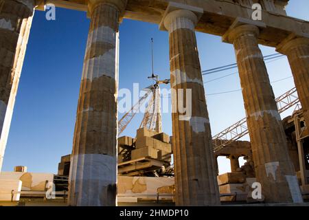 partenone in costruzione tempio macchina su luminosa acropoli di giorno atene Foto Stock