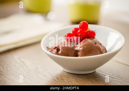 Gelato al cioccolato con ribes nero. Foto di alta qualità. Foto Stock