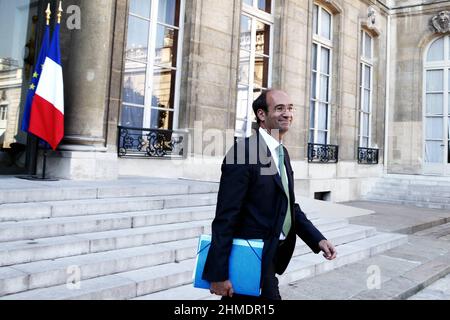 Eric Woerth, ex ministro di Nicolas Sarkozy e presidente del Comitato delle Finanze dell'Assemblea Nazionale, ha annunciato mercoledì 9 febbraio 2022 a le Parisien il suo sostegno a Emmanuel Macron per le elezioni presidenziali del 2022. Non si trova dietro il candidato nominato dal suo partito, Valérie Pécresse. Il presidente dei Repubblicani gli ha chiesto di lasciare il partito - FASCICOLO - il ministro francese del lavoro Eric Woerth lascia la riunione settimanale del gabinetto al Palazzo Elysee di Parigi, in Francia, il 22 settembre 2010. Foto di Stephane Lemouton/ABACAPRESS.COM Foto Stock