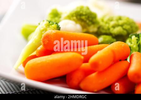 Verdure miste al vapore per un pasto leggero. Foto di alta qualità. Foto Stock