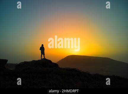 Selfie al tramonto sulla cima della montagna vicino Corralejo Fuerteventura Foto Stock