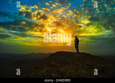 Selfie al tramonto sulla cima della montagna vicino Corralejo Fuerteventura Foto Stock