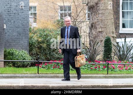 Londra, Regno Unito. 09th Feb 2022. Michael Gove, Segretario di Stato britannico per il livellamento verso l'alto, ha visto al numero 10 davanti alle Domande del primo Ministro di questa settimana al Parlamento. (Foto di Belinda Jiao/SOPA Images/Sipa USA) Credit: Sipa USA/Alamy Live News Foto Stock