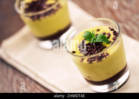 Pistacchio Mousse in piccolo vetro. Foto di alta qualità Foto Stock