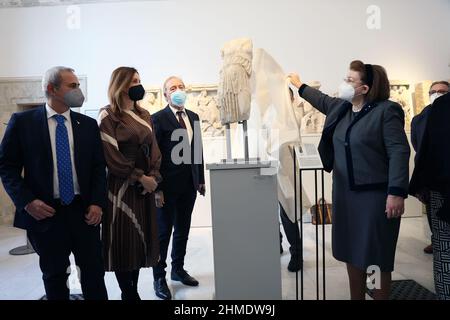 Nella foto da sinistra il consigliere regionale per il patrimonio culturale e l'identità siciliana Alberto Samonà il sottosegretario di Stato per la cultura Lucia Borgonzoni il direttore del museo dell'Acropoli di Atene Nikolaos Stampolidis il ministro della cultura greca Lina Mendoni Foto Stock