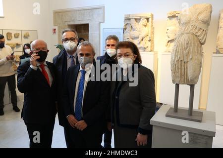 Nella foto professor Louis Godart l'assessore regionale per il patrimonio culturale di identità siciliana Alberto Samonà il ministro della cultura greca Lina Mendoni Foto Stock