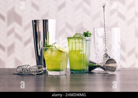 Rinfrescante cocktail estivo con ghiaccio, menta fresca e lime Foto Stock