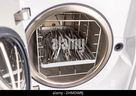 Sterilizzazione di strumenti medicali in autoclave. Utensili dentali sterili Foto Stock