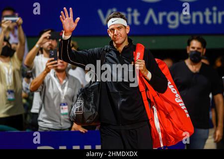 Buenos Aires, Argentina - 8 Feb 2022, Buenos Aires, Argentina. 08th Feb 2022. Juan Martin del Potro d'Argentina saluta i tifosi prima di una partita contro Federico Delbonis d'Argentina allo stadio Guillermo Vilas. Federico Delbonis ha vinto il 6-1/6-3 Credit: SOPA Images Limited/Alamy Live News Foto Stock