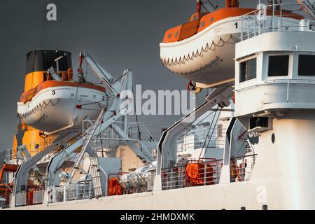 Barche di salvataggio appesi su una nave da crociera passeggeri di grandi dimensioni Foto Stock