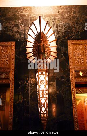 Intricato Peacock Light Art Deco nella lobby di un edificio North LaSalle, Chicago, Illinois Foto Stock