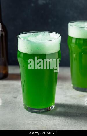 Rinfrescante birra verde fredda in un bicchiere per il giorno di San Patrizio Foto Stock