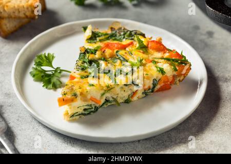 Frittata di uova e spinaci fatta in casa con Feta Foto Stock