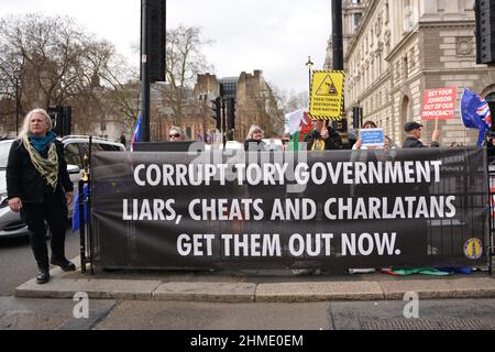 Londra, Regno Unito. 09th Feb 2022. Il banner del governo anti-Tory è visto esposto al di fuori delle Houses of Parliament a Londra, durante la manifestazione. I manifestanti anti anti del governo anti-Tory e anti-governanti riuniti a Westminster durante la settimana PMQ's (prime Minister's Questions) Credit: SOPA Images Limited/Alamy Live News Foto Stock