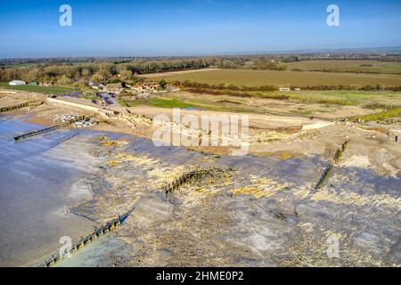 Foto aerea delle difese marine danneggiate di Climping Beach, con il vecchio muro di cemento rotto che offre una certa protezione alla nuova banca di ghiaia. Foto Stock