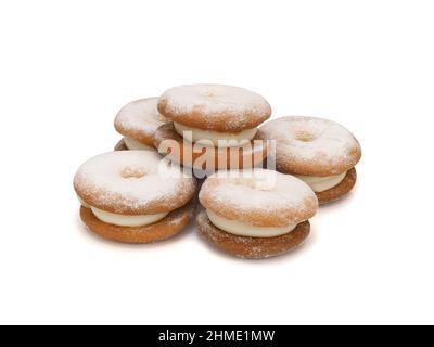 Biscotti sandwich, biscotti al forno ripieni di crema di latte isolato su sfondo bianco Foto Stock
