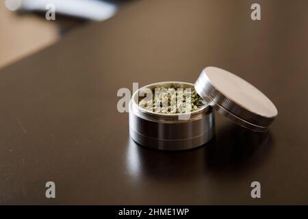 marijuana tritata su tavola di legno scuro Foto Stock