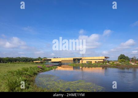 Vista distante sul lago. Royal Horticultural Society Visitor Center, Worsley, Salford, Regno Unito. Architetto: Hodder & Partners, 2021. Foto Stock
