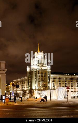 Mosca, Russia - 2 febbraio 2022: Vista su Piazza Triumfalnaya e sull'alto edificio illuminato dell'hotel Pekin da Via Tverskaya nel centro di Mosco Foto Stock