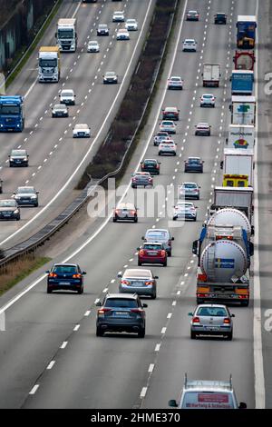 Autobahn A1, bei Gevelsberg, Blick Richtung Südwesten, normale fliessender Verkehr, LKW und PKW, 6 Spuriger Ausbau, NRW, Deutschland, autostrada A1, vicino Foto Stock