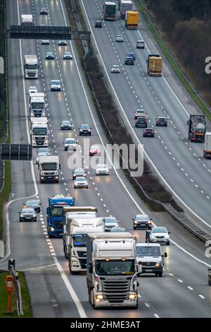 Autobahn A1, bei Gevelsberg, Blick Richtung Südwesten, normale fliessender Verkehr, LKW und PKW, 6 Spuriger Ausbau, NRW, Deutschland, autostrada A1, vicino Foto Stock