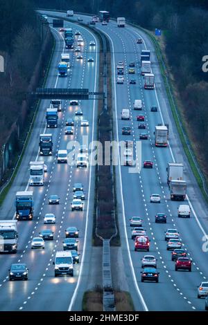 Autobahn A1, bei Gevelsberg, Blick Richtung Südwesten, normale fliessender Verkehr, LKW und PKW, 6 Spuriger Ausbau, NRW, Deutschland, autostrada A1, vicino Foto Stock