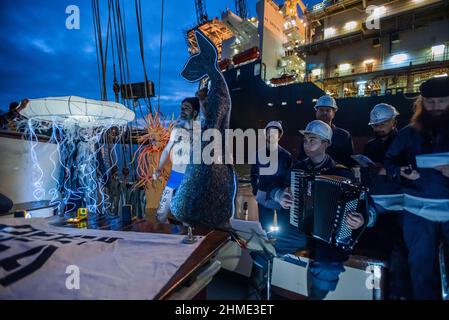 Le creature del mare profondo e un coro a bordo della Luciana e la nave mineraria 'Nascosto Gem' visto sullo sfondo, durante la dimostrazione. La protesta della Rebellion Oceano 'il mare profondo dice No' perché il mare profondo? I fondali marini profondi sono in gran parte inesplorati, molte aree hanno una vita marina unica (circa 10 milioni di forme di vita e la maggior parte sono scoperte) e molte aree sono importanti per la sopravvivenza di tutta la vita oceanica. L'estrazione in acque profonde in aree come la Clarion Clipperton Fracture zone (CCFZ) (Oceano Pacifico) distruggerà i fondali marini profondi e la vita che ne dipende, distruggendo coralli e spugne che hanno Foto Stock