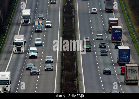 Autobahn A1, bei Gevelsberg, Blick Richtung Südwesten, normale fliessender Verkehr, LKW und PKW, 6 Spuriger Ausbau, NRW, Deutschland, autostrada A1, vicino Foto Stock