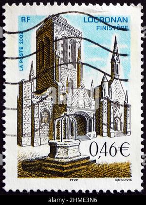 FRANCIA - CIRCA 2002: Un francobollo stampato in Francia mostra la chiesa di San Ronan a Locronan, un comune nel dipartimento Finistere della Bretagna nel nord-ovest Foto Stock
