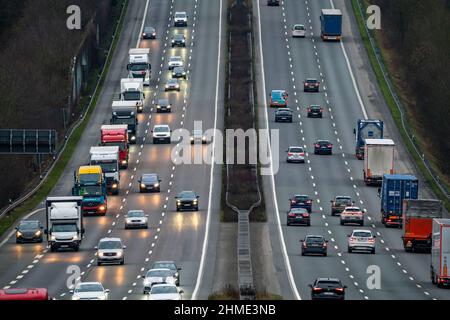 Autobahn A1, bei Gevelsberg, Blick Richtung Südwesten, normale fliessender Verkehr, LKW und PKW, 6 Spuriger Ausbau, NRW, Deutschland, autostrada A1, vicino Foto Stock