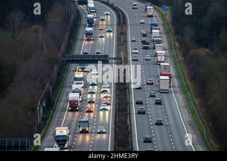 Autobahn A1, bei Gevelsberg, Blick Richtung Südwesten, normale fliessender Verkehr, LKW und PKW, 6 Spuriger Ausbau, NRW, Deutschland, autostrada A1, vicino Foto Stock