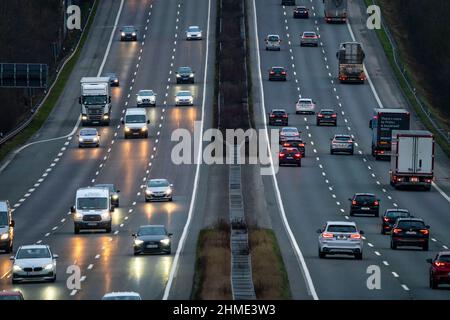 Autobahn A1, bei Gevelsberg, Blick Richtung Südwesten, normale fliessender Verkehr, LKW und PKW, 6 Spuriger Ausbau, NRW, Deutschland, autostrada A1, vicino Foto Stock