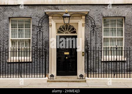 Famosa porta nera al numero 10 Downing Street, Londra, Regno Unito Foto Stock