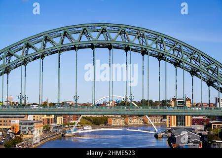Primo piano del Tyne Bridge a Newcastle upon Tyne (Inghilterra), con vista sul Gateshead Millennium Bridge in una giornata di sole Foto Stock
