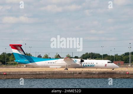 Londra, Regno Unito - 2 agosto 2013 - aereo Luxair (Bombardier DHC-8-400) rotola sulla pista dell'aeroporto di London City prima del decollo Foto Stock