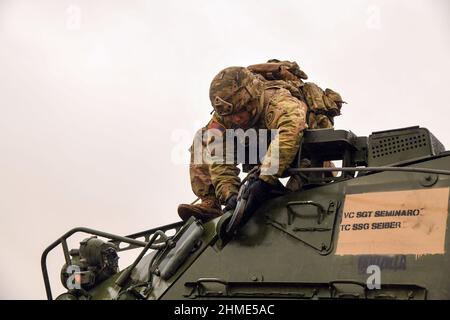 Vilseck, Germania. 09th Feb 2022. Soldati assegnati a 2nd Cavalry Regiment preparare Strykers veicoli per dispiegare da Rose Barracks, Vilseck, Germania, il 8 febbraio 2022, Per la Romania come parte della missione di rafforzamento a sostegno dei nostri alleati e partner della NATO. Il 2Cr aumenterà gli oltre 900 dipendenti statunitensi già in Romania che sono lì a sostegno della risoluzione atlantica. Questa mossa è volta a rispondere all'attuale contesto di sicurezza e a rafforzare la posizione dissuasiva e difensiva sul fianco orientale della NATO. Foto di CPL. Austin Riel/U.S.A. Army/UPI Credit: UPI/Alamy Live News Foto Stock