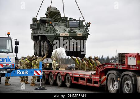 Grafenwoehr, Germania. 09th Feb 2022. Soldati USA con 2nd Squadron, 2nd Cavalry Regiment caricano un veicolo corazzato Stryker su un camion presso il Rose Barracks Air Field del comando di addestramento dell'esercito 7th, Vilseck, Germania, il 9 febbraio 2022. Nei prossimi giorni lo Squadrone si schiererà in Romania per aumentare gli oltre 900 membri del servizio statunitense già in Romania. Questa mossa è volta a rispondere all'attuale contesto di sicurezza e a rafforzare la posizione dissuasiva e difensiva sul fianco orientale della NATO. Foto di Gertrud Zach/U.S.A. Army/UPI Credit: UPI/Alamy Live News Foto Stock